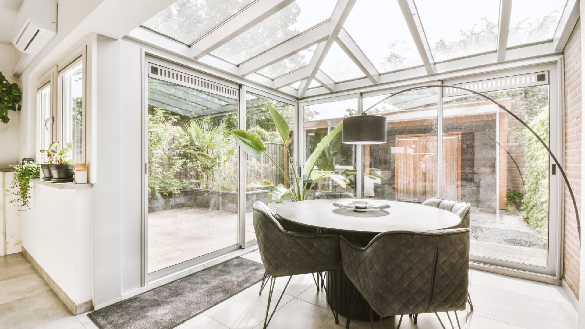 Véranda & jardin : idées pour une transition harmonieuse entre intérieur et extérieur