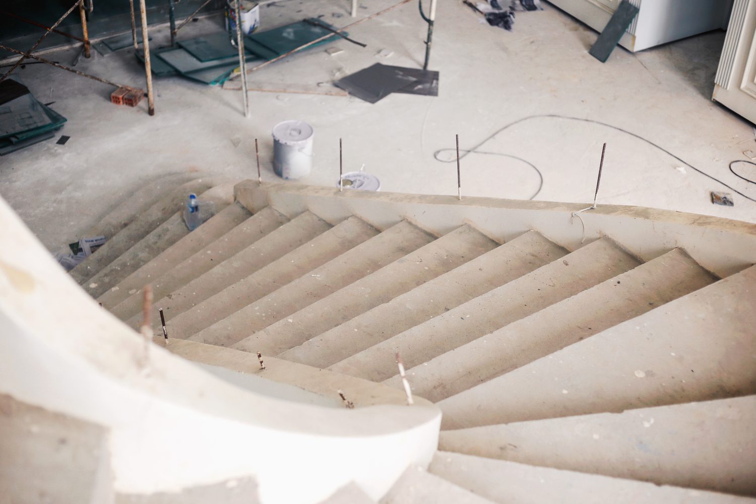 Escalier en béton en cours de construction, avec ses marches et son coffrage visibles sur le chantier.